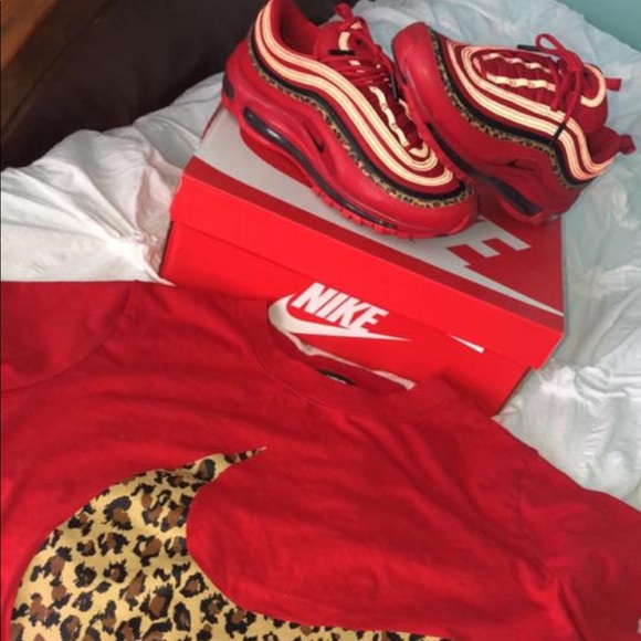 Nike Shoes - Shoes with matching shirt